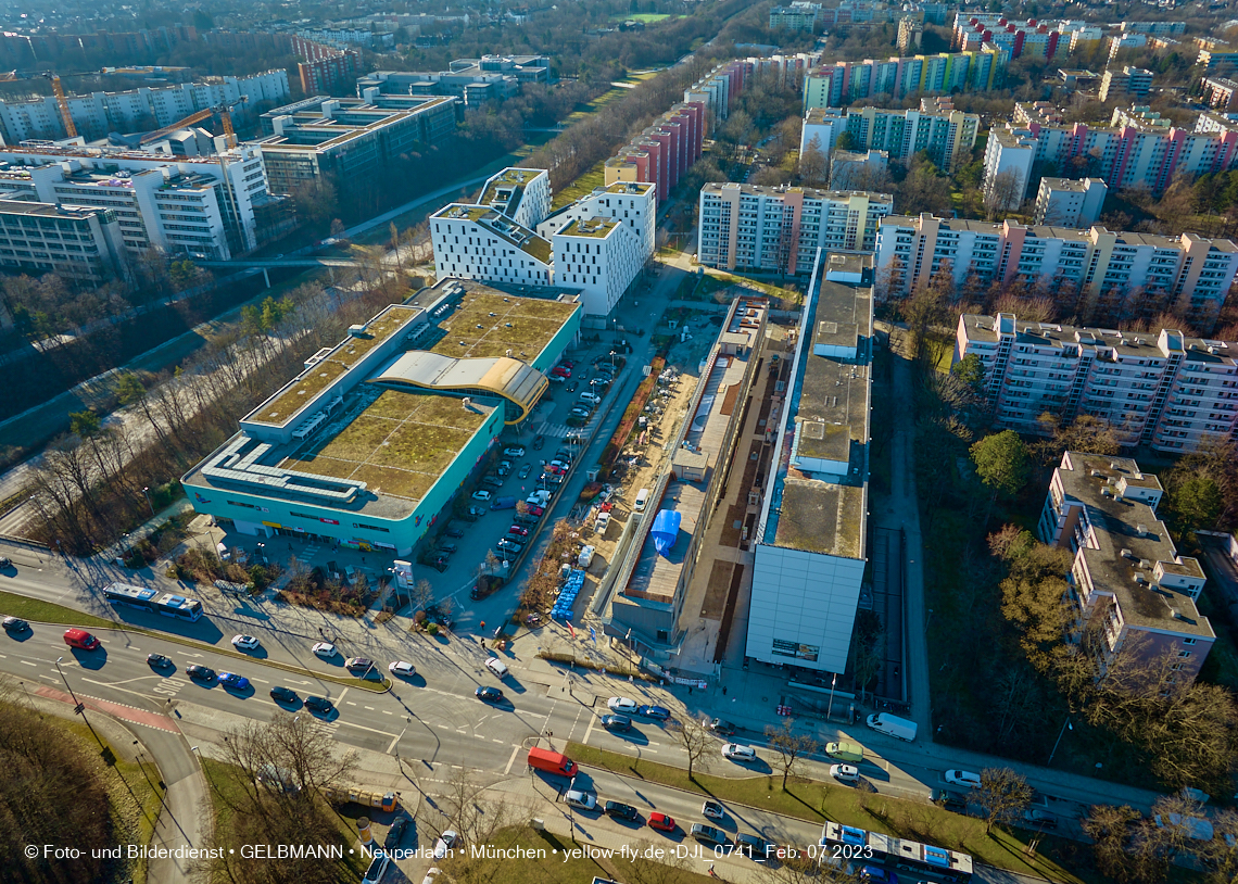 07.02.2023 - Luftbilder von der Montessori Schule im Plettzentrum Neuperlach